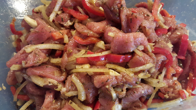 Gyros beim Marinieren