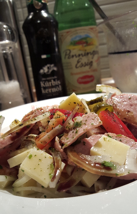Wurstsalat mt Essig und Öl