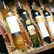 Wein-Online Weinflaschen in einer Auslage mit Stroh