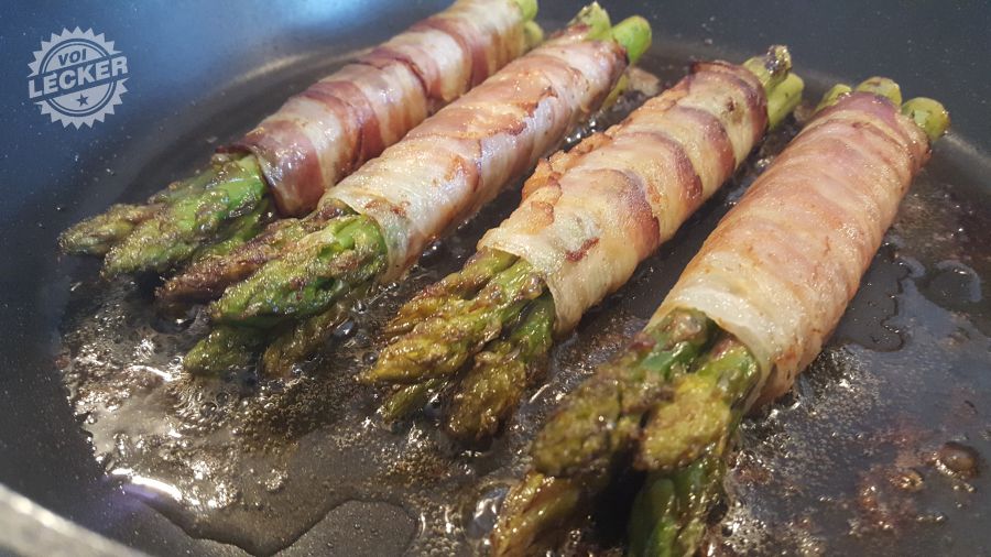 Grüner Spargel im Speckmanten