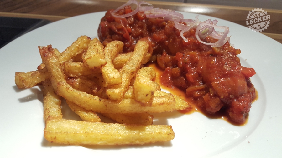 Fertige Currywurst mit Pommes