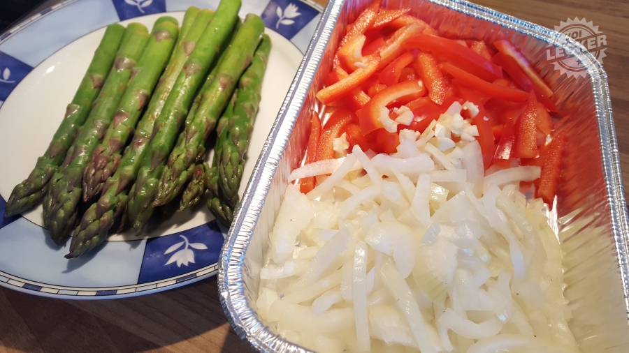 Spargelstangen mit Paprika und Zwiebeln
