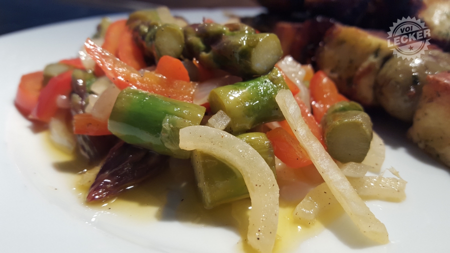 Fertiges Grillgemüse mit grünem Spargel