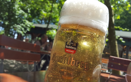 Eine Radlerhalbe im Hacklberger Biergarten