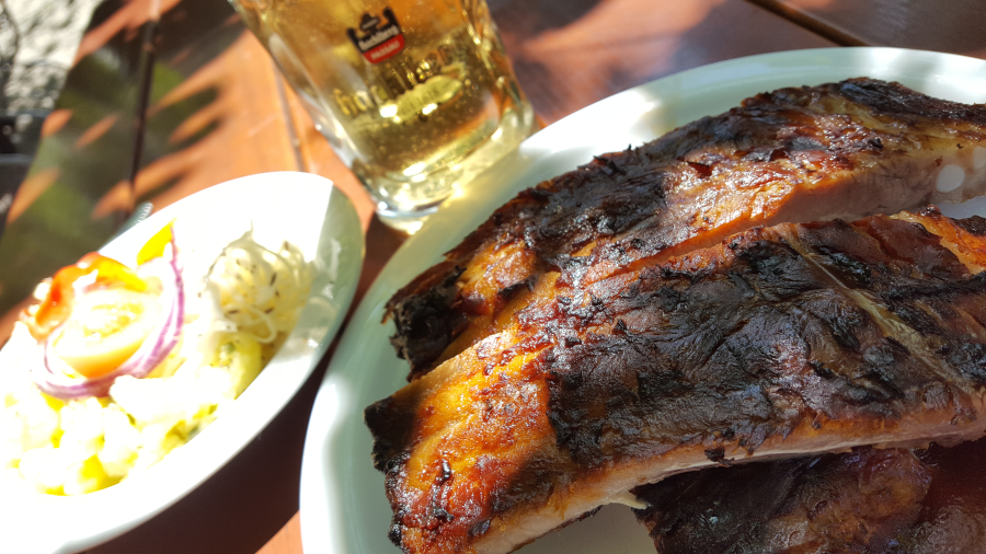 Ripperl im Biergarten der Brauerei Hacklberg