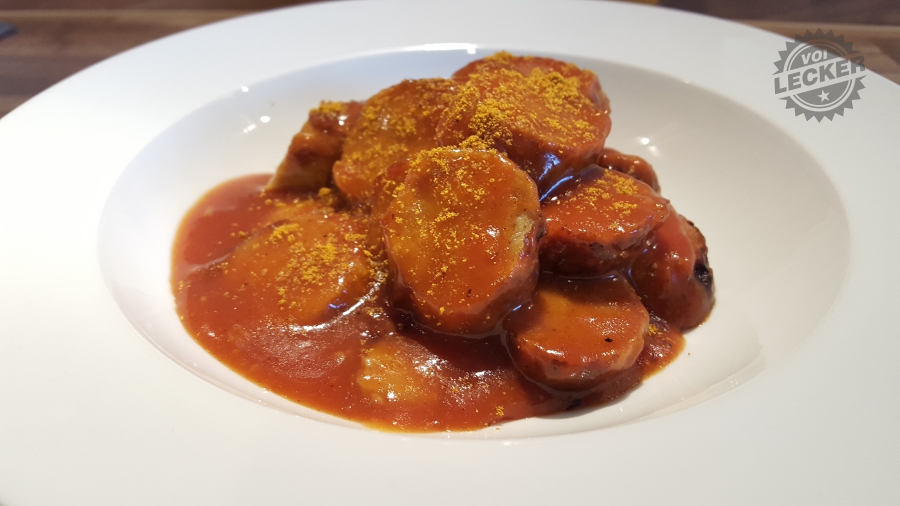 Mühlen Currywurst auf einem Teller angerichtet