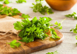 Petersilien Bund auf Holzbrett