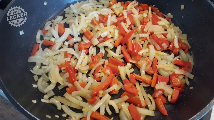 Paprika und Zwiebeln in der Pfanne