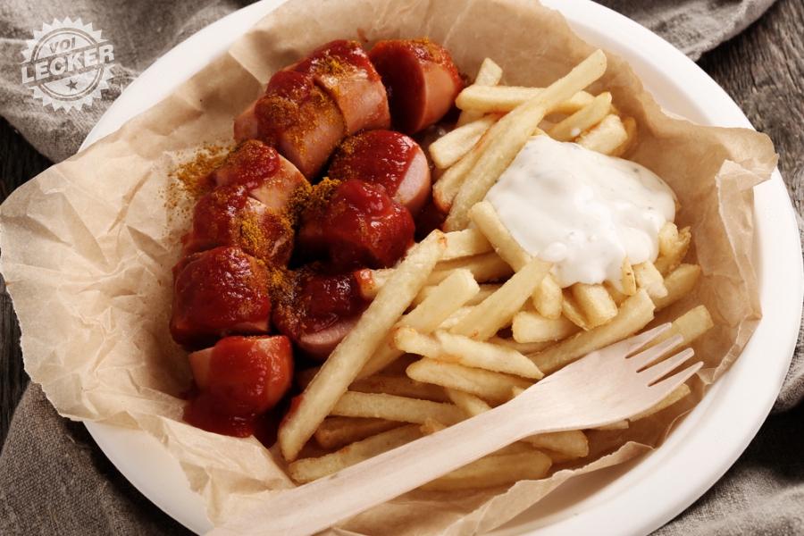 Currywurst mit Pommes auf Pappteller