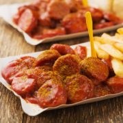 Currywurst-Hommage-Artikelbild Currywurst mit Pommer traditionell