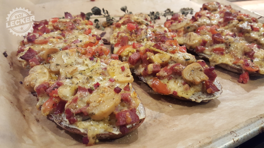 Fertiges Pizzabrot auf dem Backblech