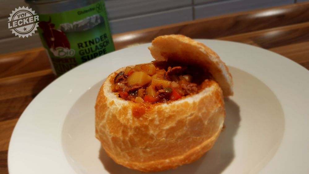 Gulaschsuppe im Semmel