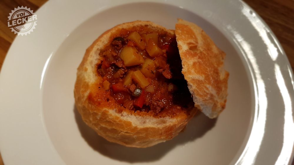 Gulaschsuppe im Semmel