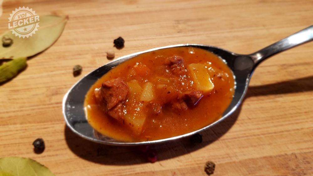 Löffel mit Gulaschsuppe