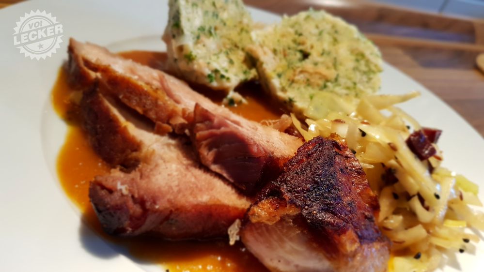 Rezept für Schweinebraten mit Kruste, Semmelknödeln und Krautsalat