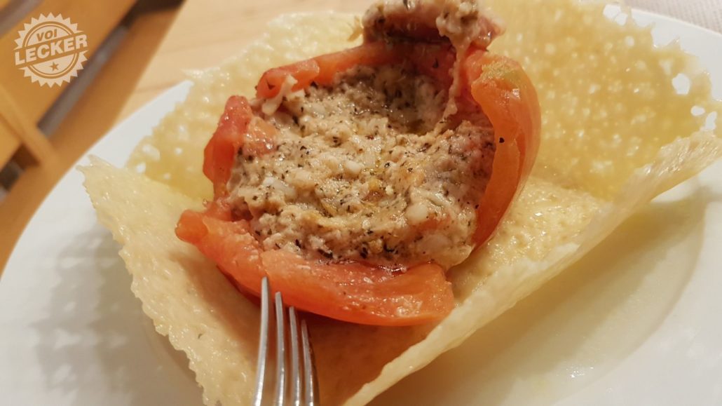 Gefüllte Tomate in parmesan Schale