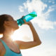 Frau beim Wasser trinken