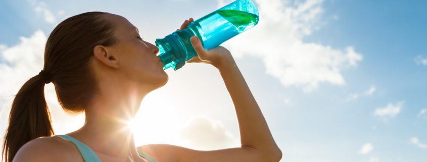 Frau beim Wasser trinken