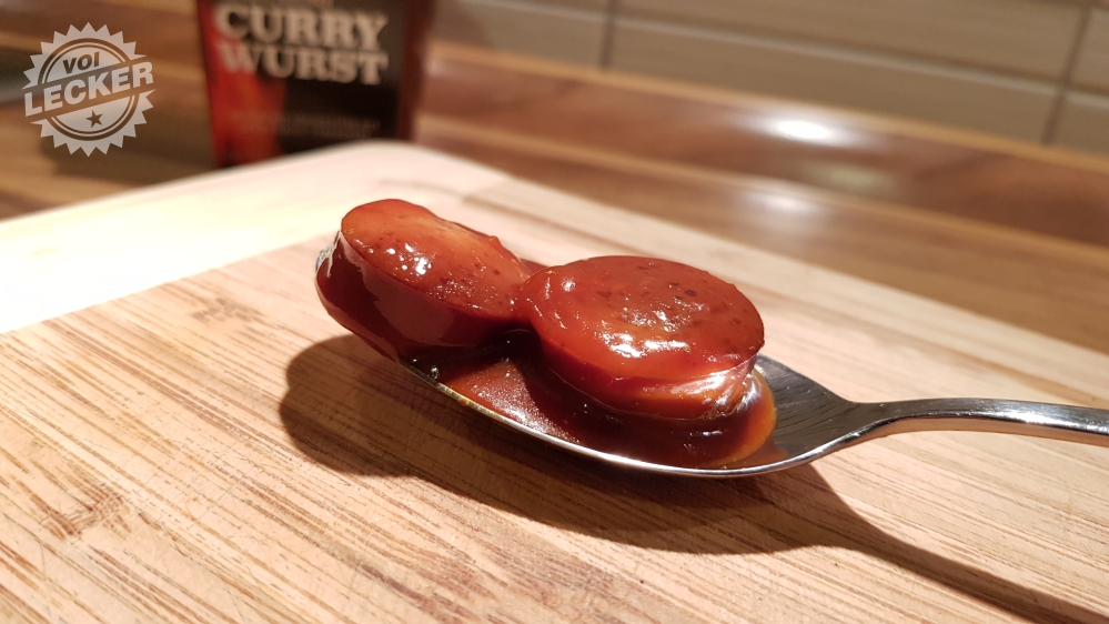 Currywurstscheiben auf Löffel