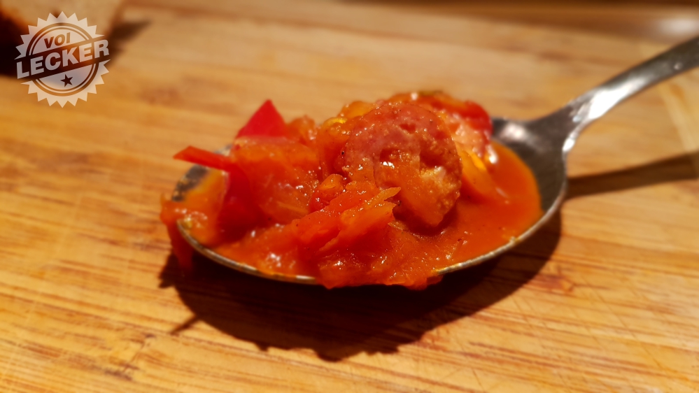 Löffel mit Sauerkrautsuppe