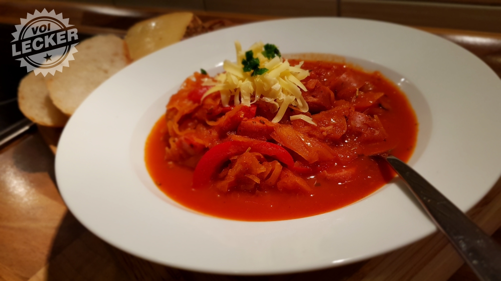 Sauerkrautsuppe in weißem Teller