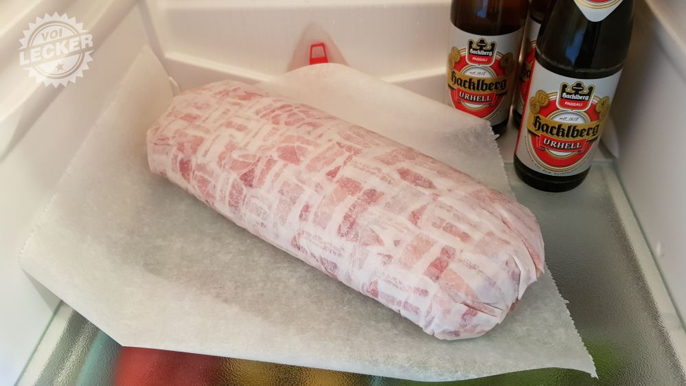 Bacon Bomb ruht im Kühlschrank