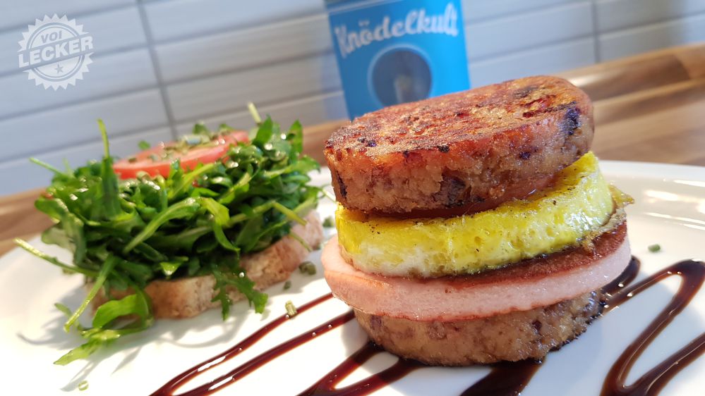 Knödel Burger mit Leberkäse und Ei