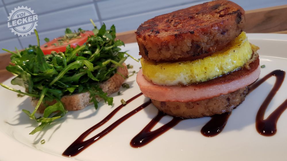 Knödel Burger mit Leberkäse und Ei