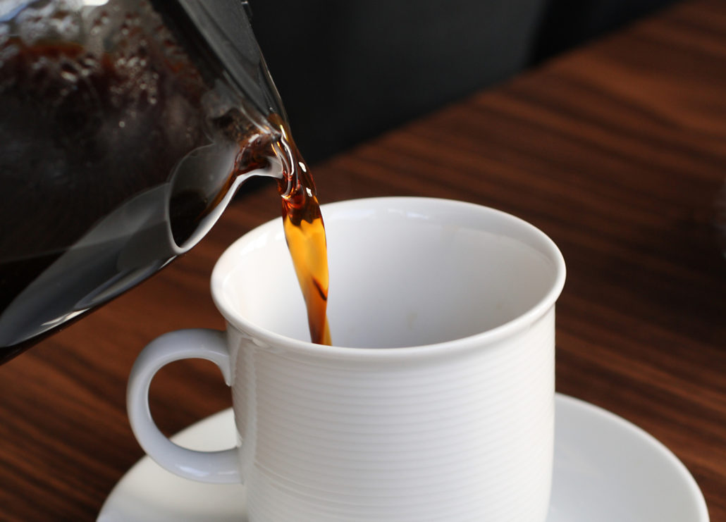Filterkaffee beim Einschenken