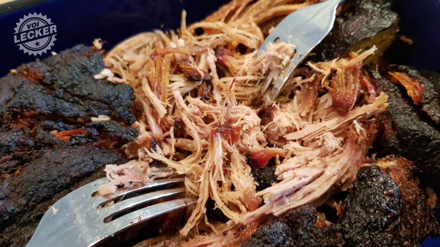 Gerupftes Pulled Pork aus dem Holzkohlegrill