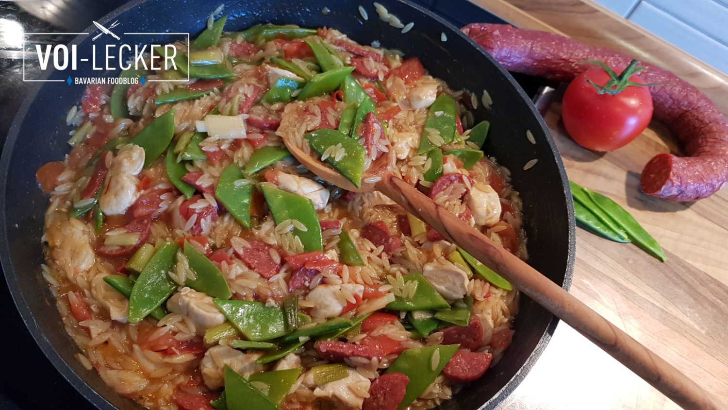 NudelPaella mit Huhn, Chorizo und Zuckerschoten OnePot Rezept