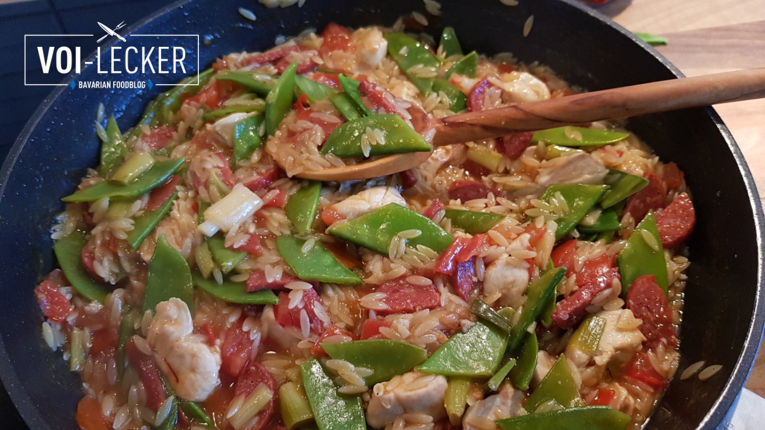 NudelPaella mit Huhn, Chorizo und Zuckerschoten OnePot Rezept