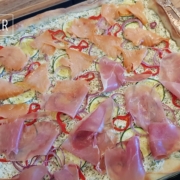 Zuccini-Pizza-Lacks-Schinken-04 Fertige Zucchini Pizza mit Lachs
