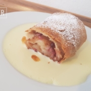 Apfelstrudel mit Granatapfelkernen