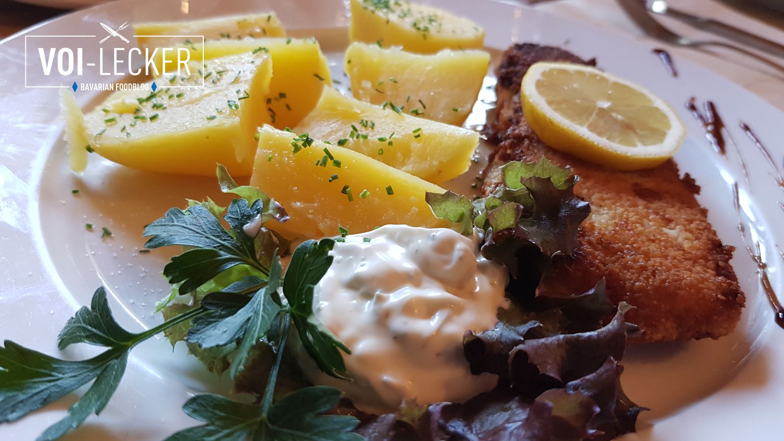 Paniertes Seelachsfilet mit Kartoffeln und gemischtem Salat