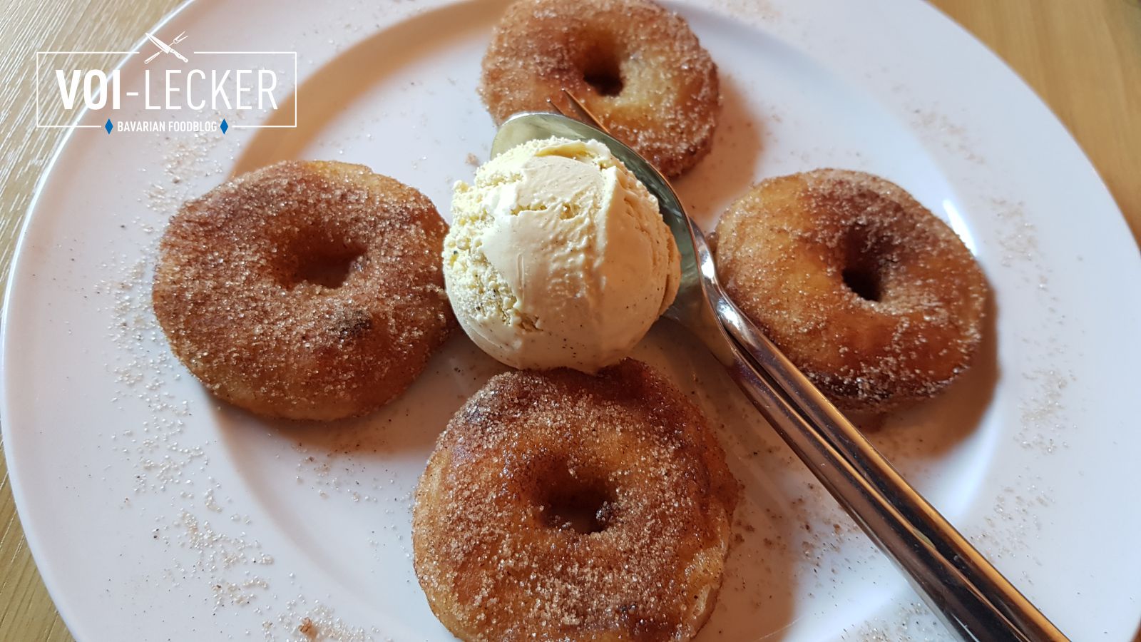 Apfelküchel mit Zimt und Vanilleeis