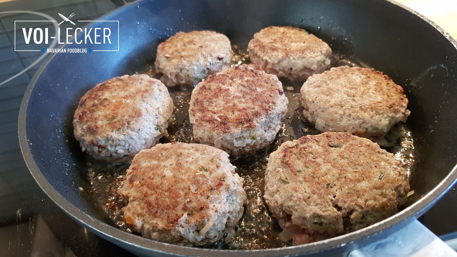 Italienische Fleischpflanzerl mit grünem Kartoffelpüree und Bratapfel