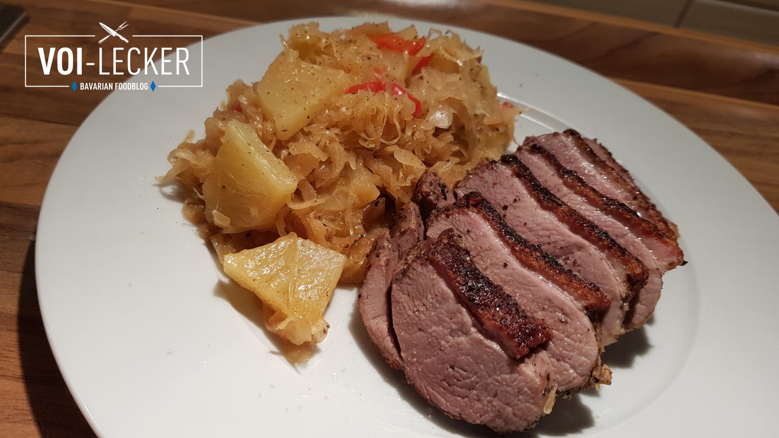 Entenbrust neben Ananaskraut