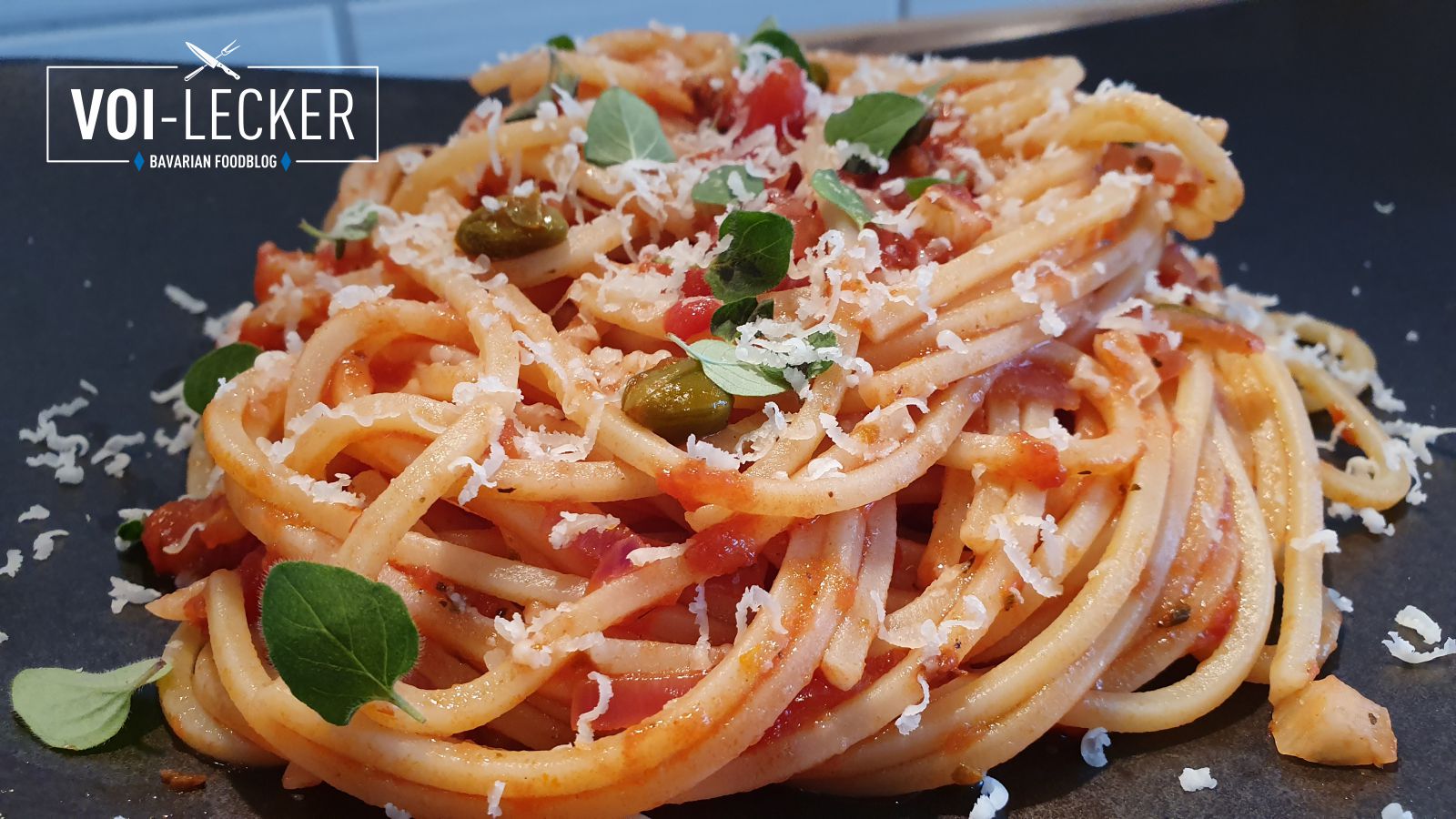 Spaghetti mit Tomaten-Kapern Sauce und Oregano