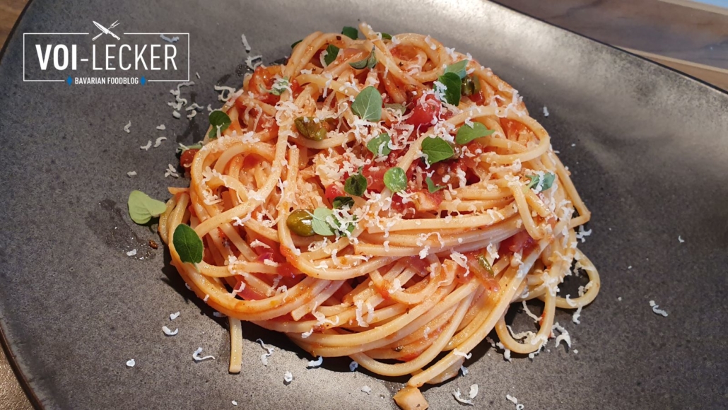 Spaghetti mit Tomaten-Kapern Sauce und Oregano
