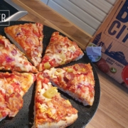 Big-City-Pizza–Istanbul-01 BIG CITY Pizza Istanbul in Ecken geschnitten auf einem Holzteller