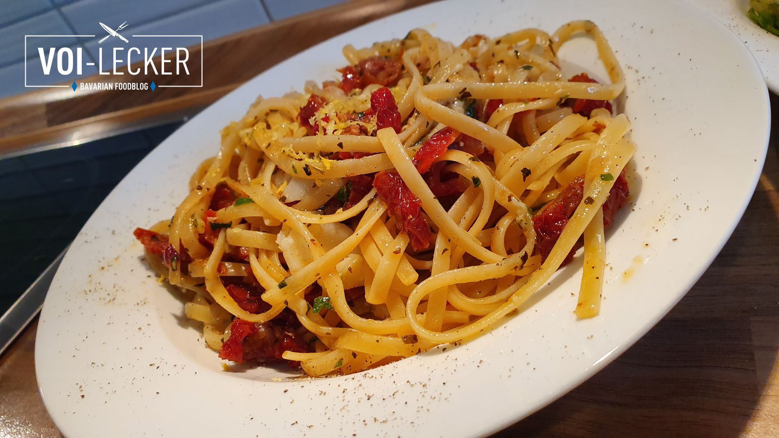 Pasta Aglio e Olio mit getrockneten Tomaten und Tropea Zwiebeln