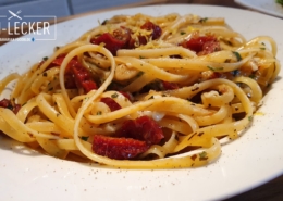 Pasta Aglio e Olio mit getrockneten Tomaten und Tropea Zwiebeln