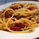 Pasta Aglio e Olio mit getrockneten Tomaten und Tropea Zwiebeln