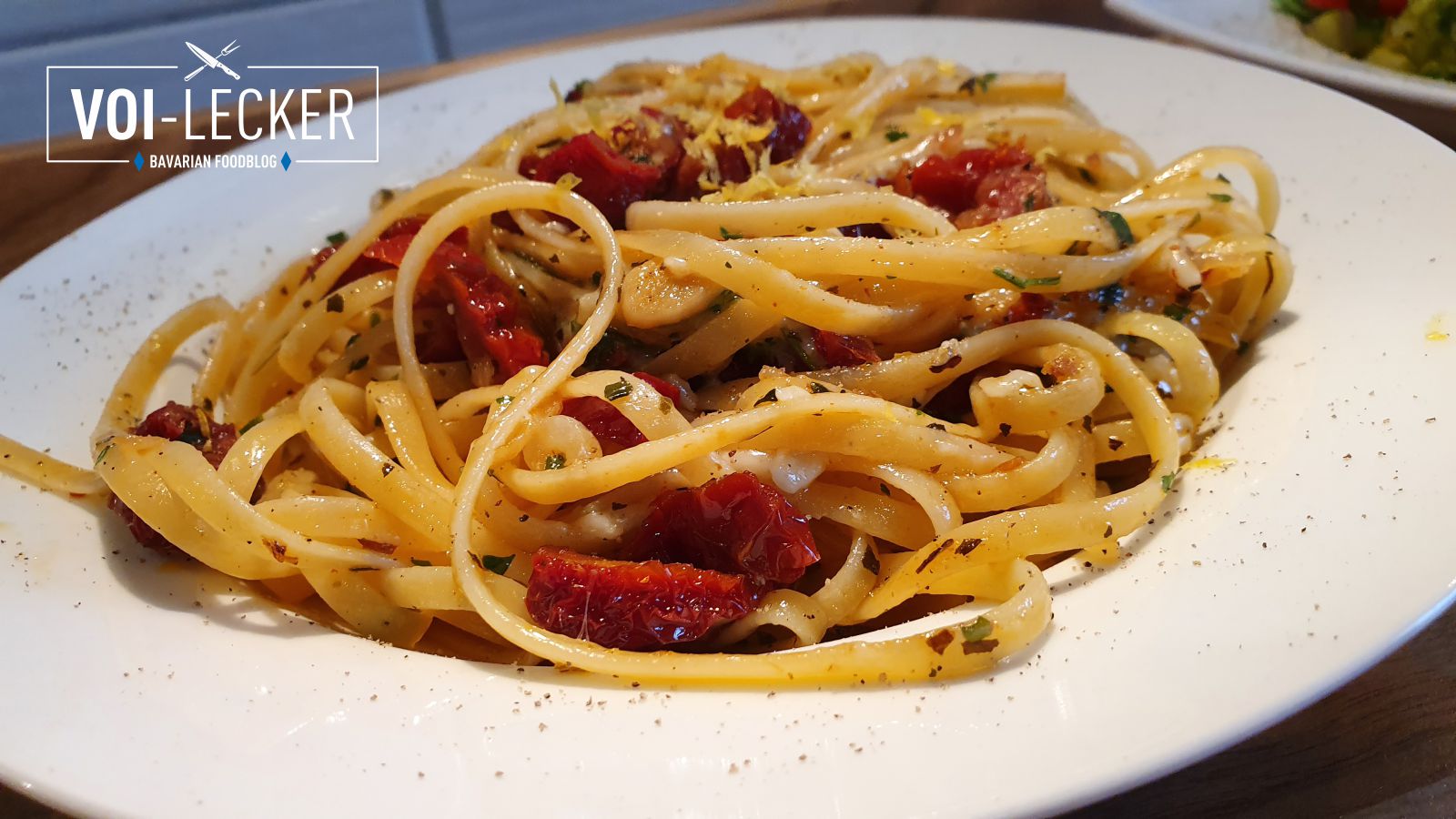 Pasta Aglio e Olio mit getrockneten Tomaten und Tropea Zwiebeln