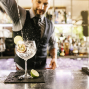 Expert,Barman,Is,Making,Cocktail,At,Night,Club. Barmann beim Cocktailmixen mit Gin