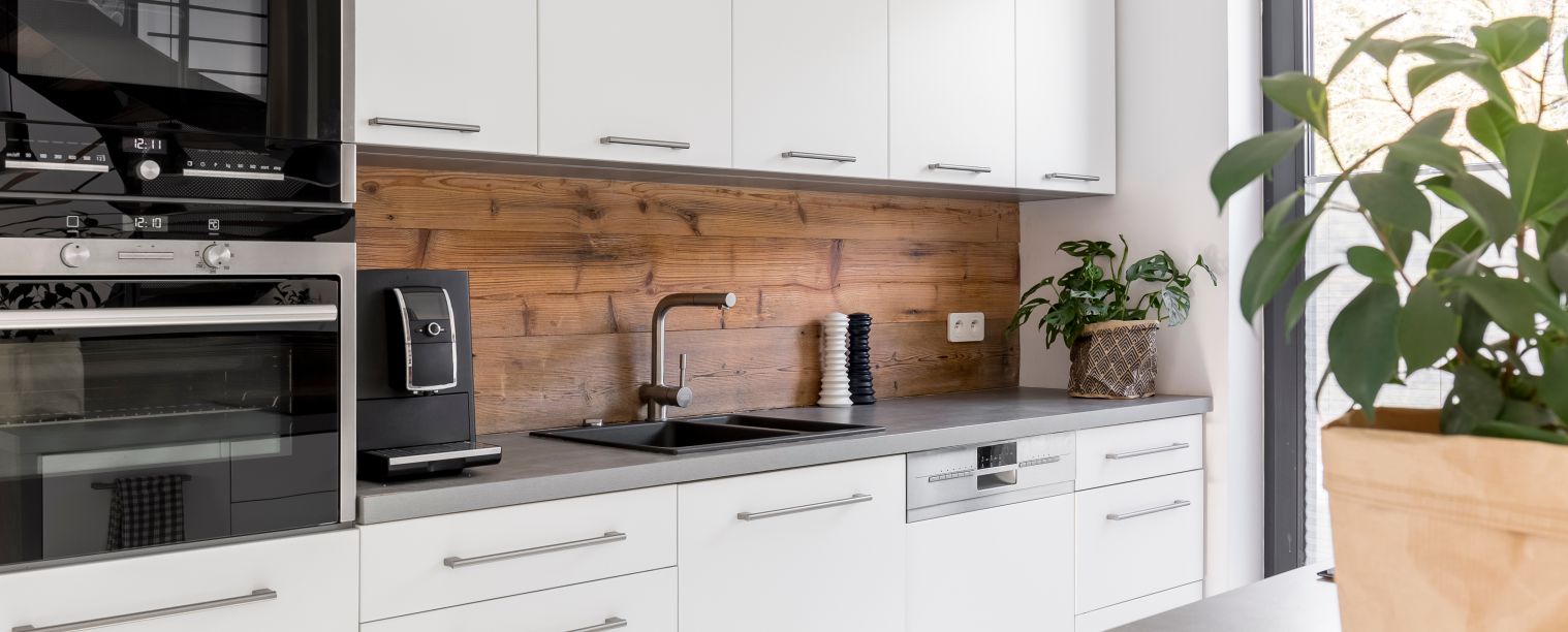 Mit Holzoptik bedruckte Küchenrückwand aus Aluverbund